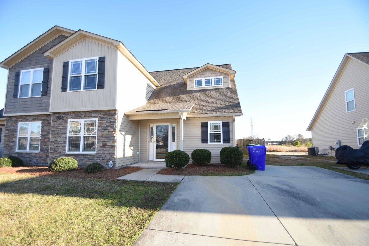 Foto principal - 2205B Sweet Bay Drive.