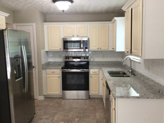 Building Photo - 525 Stoney Creek Dr