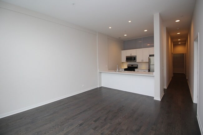 Building Photo - 1540 W Fullerton Ave