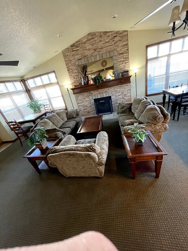 Foto del edificio - 6405N Chapel Hill Blvd