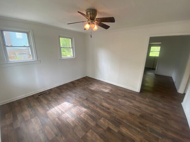 Building Photo - Belmont Bungalow  close to everything