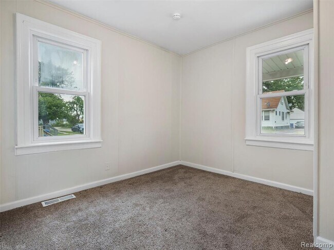 Foto del edificio - 7060 Maxwell Ave