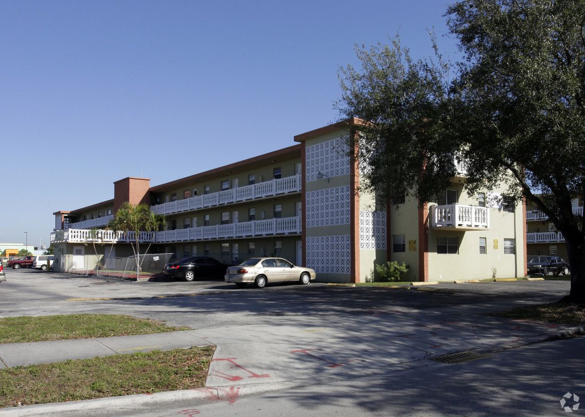 Primary Photo - Lakeview Apartments