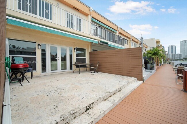 Foto del edificio - 3864 NE 167th St