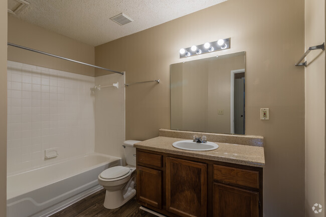 1BD, 1BR - 784SF - Bathroom - Colony Woods