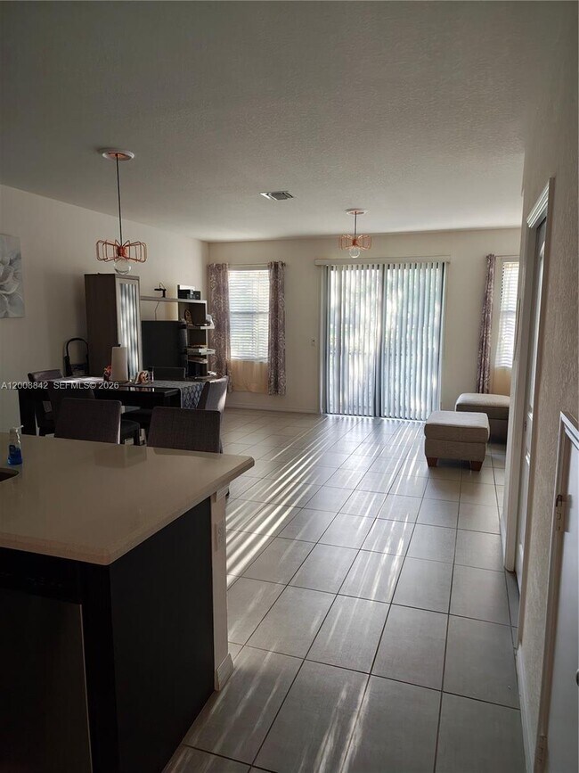 Foto del edificio - 3329 NW 11th Ave