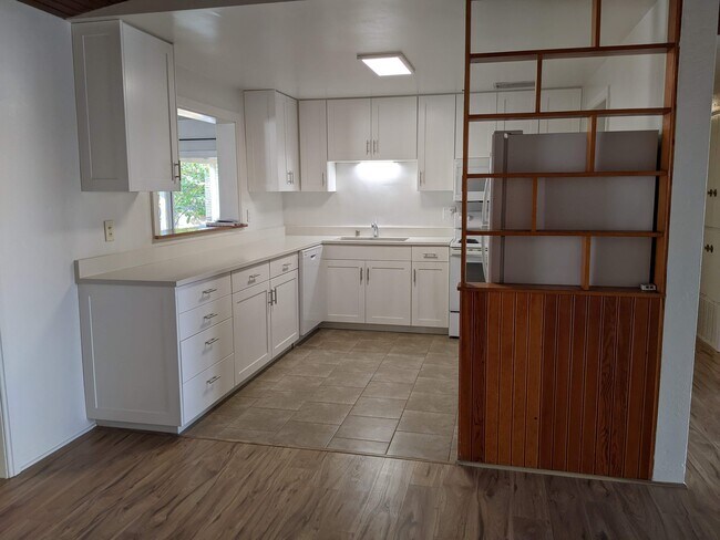 Building Photo - 2809 Palomas Dr NE