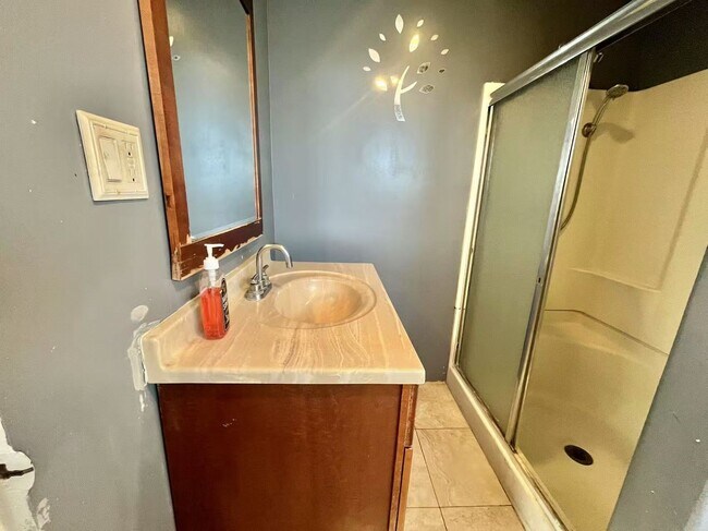 Foto del edificio - Spacious Spanish-Style Room in Prime LA Location – $850/mo