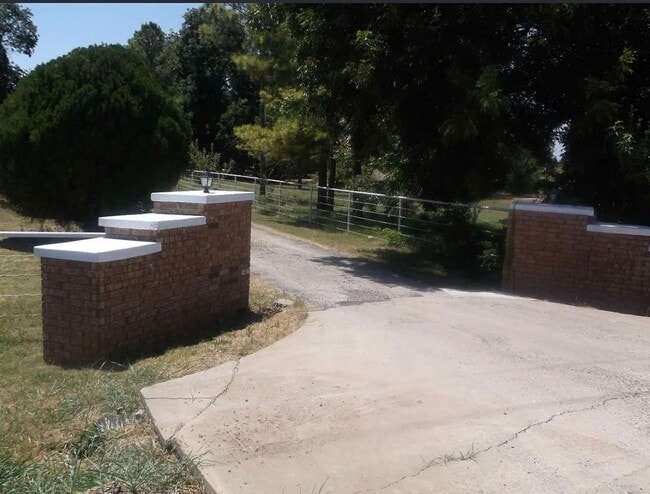 Building Photo - 5401 SE Bishop Rd