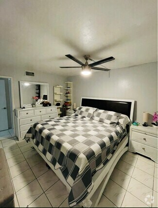 Building Photo - 8883 Fontainebleau Blvd