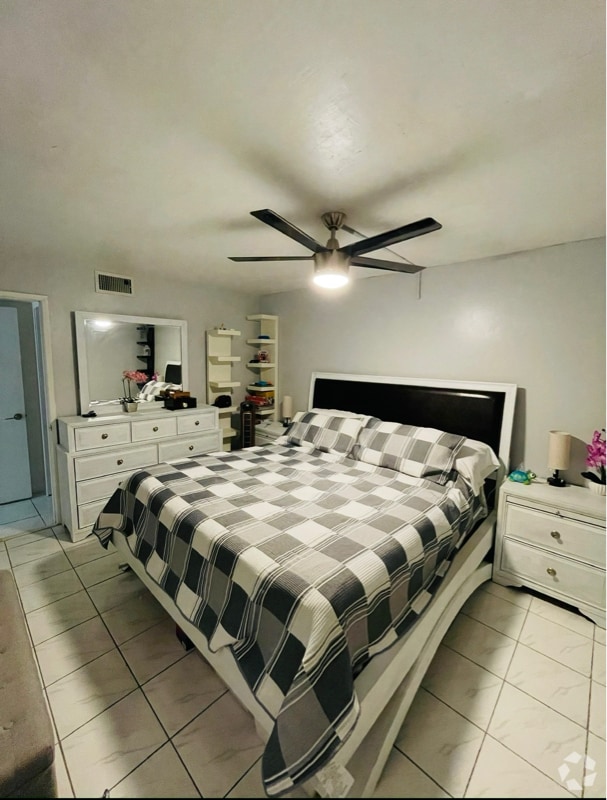 Building Photo - 8883 Fontainebleau Blvd