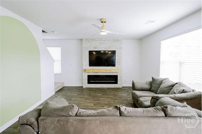 Foto del edificio - 123 Skylark Rd