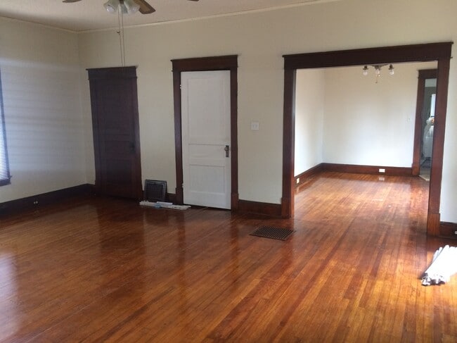 Building Photo - 617 Moulton St E