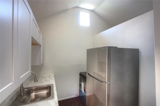 Building Photo - 301 S Osprey Ave