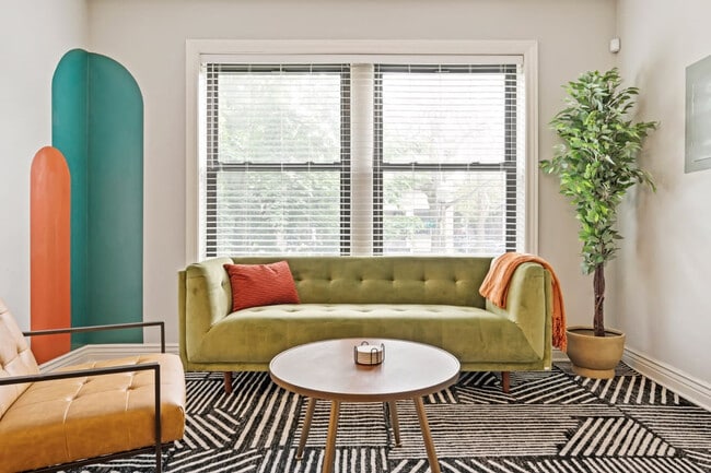 Building Photo - 3437 N Lakewood Ave