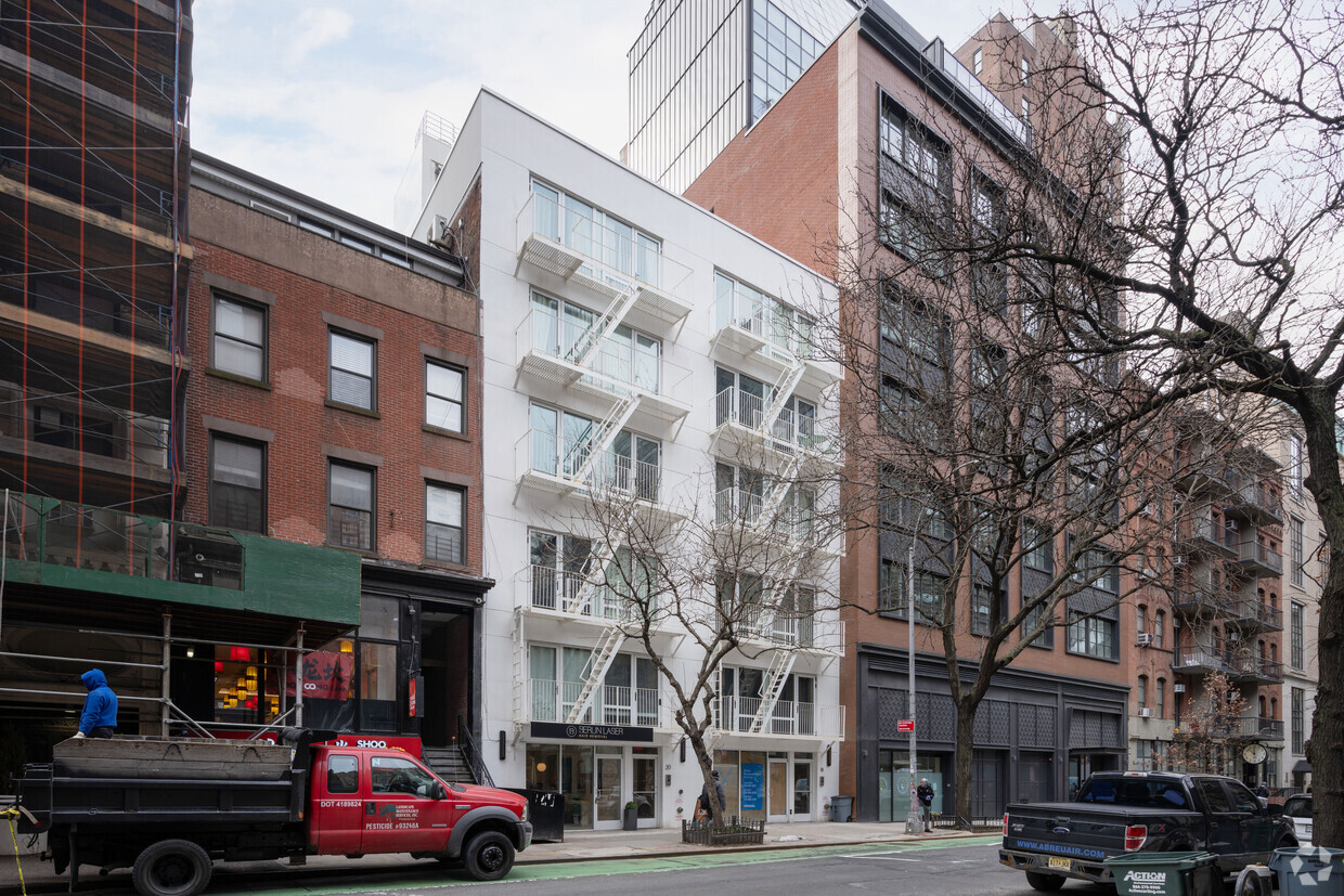 Primary Photo - 18 E 13th St