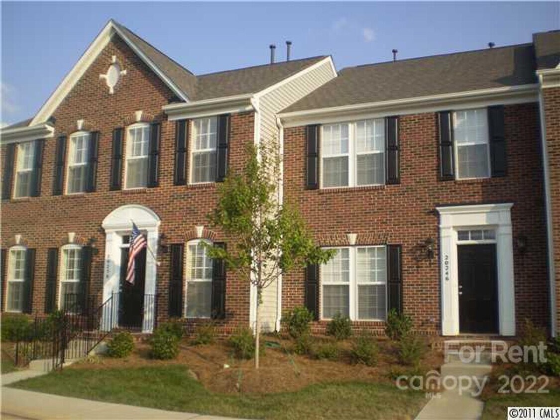 Primary Photo - Lake Norman Cove at Jetton Townhome with 2...