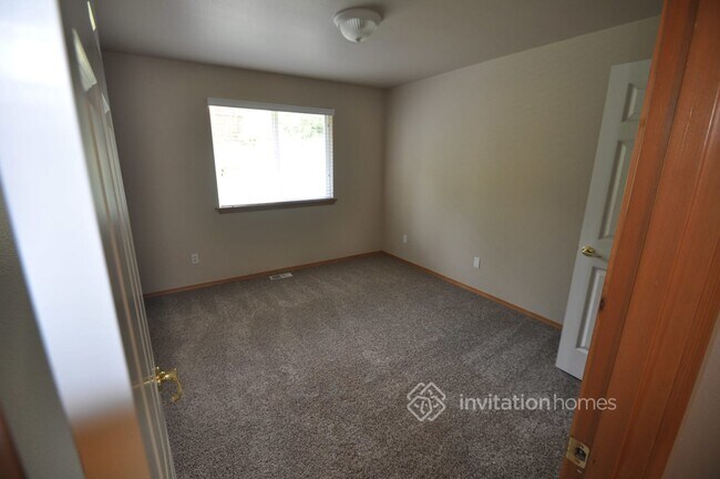Building Photo - 3226 Lake Dr