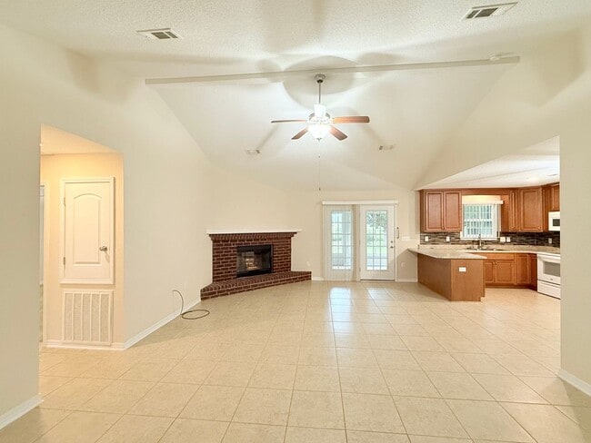 Building Photo - Spacious 3-Bedroom Home - Large Lot