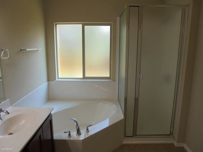 Foto del edificio - 4 br, 2.5 bath House - 5302 Holly Oak Ln