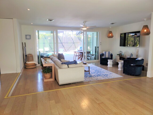 Building Photo - Seasonal Venice Island Pool Home half bloc...