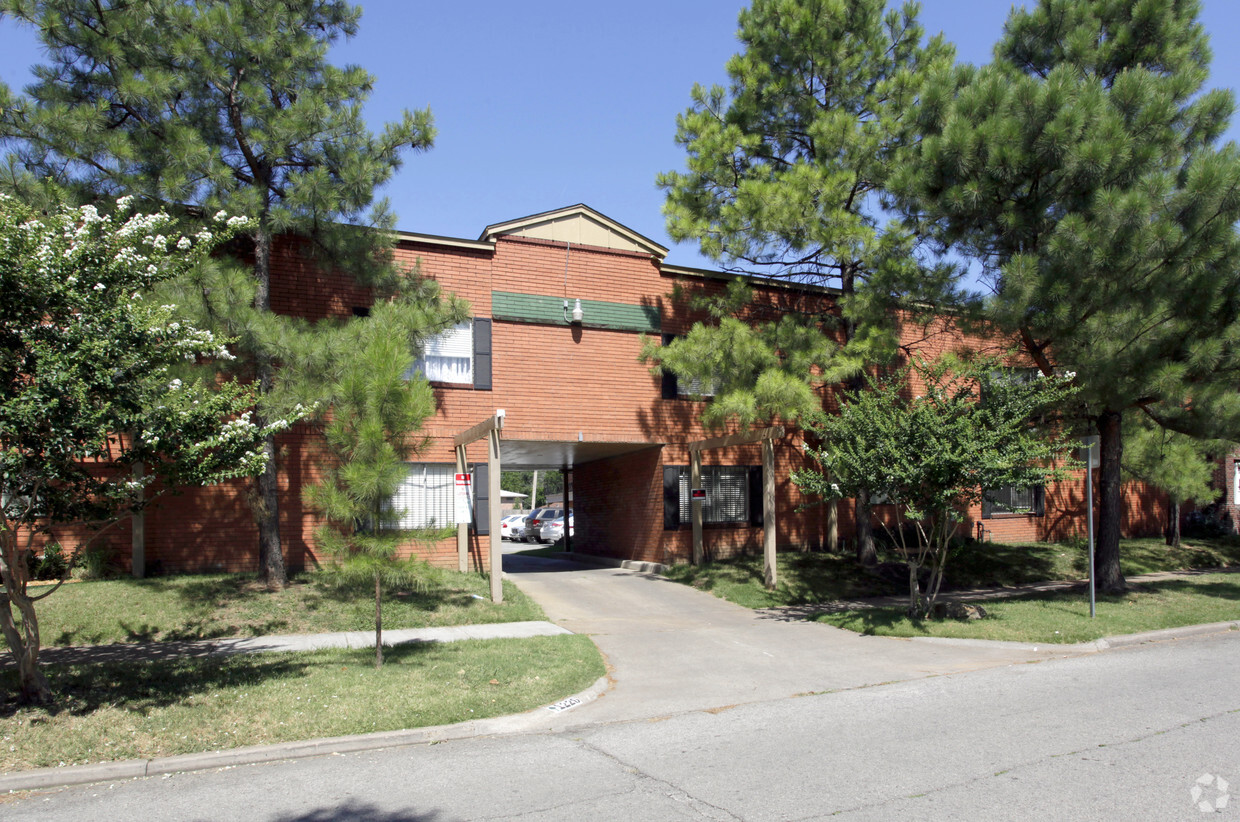 Building Photo - The Courtyards on St. Louis