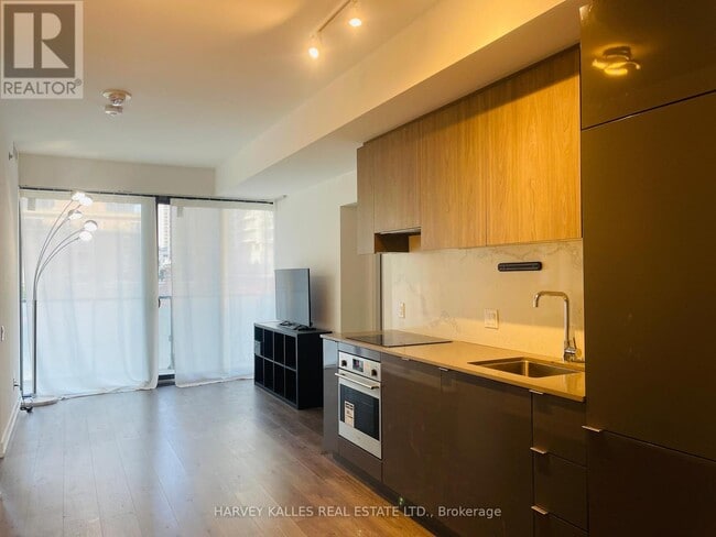 Building Photo - 161 Roehampton Ave
