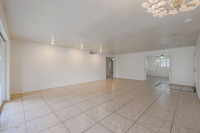 Foto del edificio - 716 E Claremont St