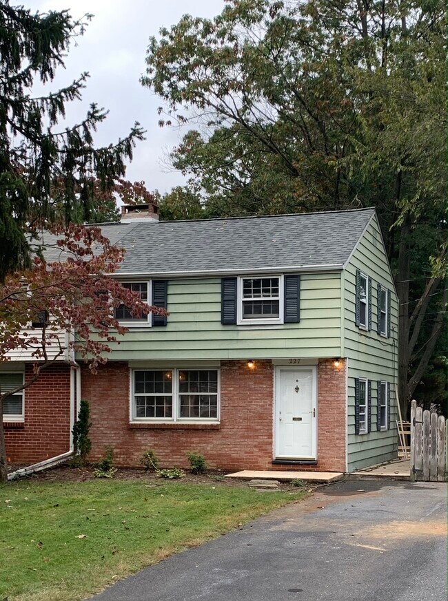 Building Photo - 227 Elizabeth Dr