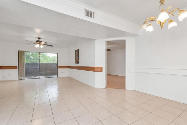 Building Photo - 3065 Walnut Bend Ln