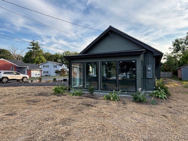 Foto del edificio - 7438 Lakeshore Rd