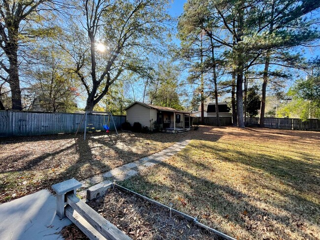 Building Photo - 3 Bedroom 2 Bathroom