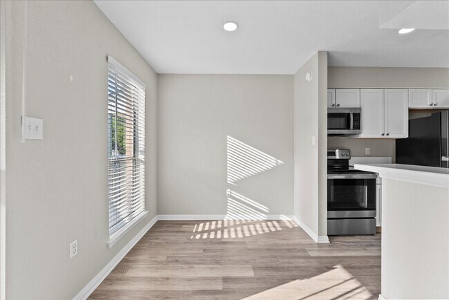 Foto del edificio - 250 El Dorado Blvd