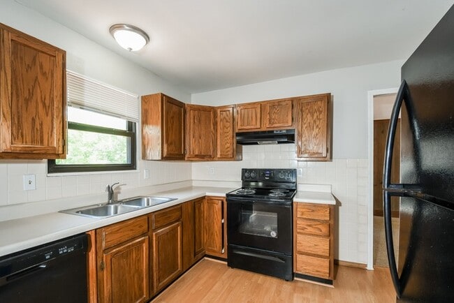 Building Photo - 1748 Hilltop Ln