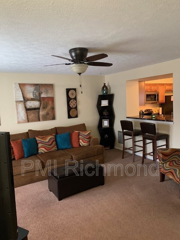 Foto del edificio - 7823 Balineen Ct