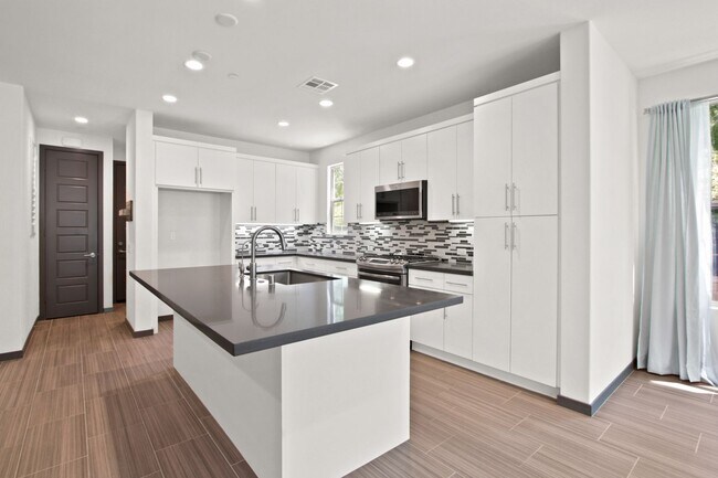 Building Photo - Modern 3 Bedroom 2.5 Bathroom Condo in Lak...