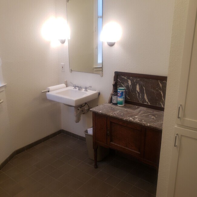 Charming Piedmont Flat House for Rent in Oakland, CA