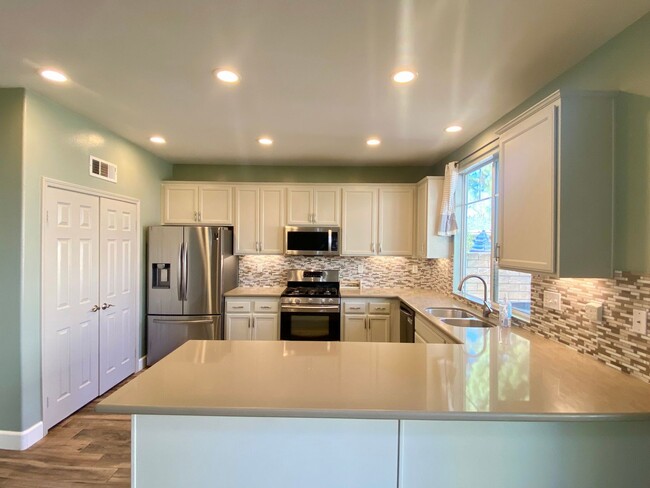 Building Photo - Ideal 4 Bed, 2.5 Bath Home in Simi Valley!...