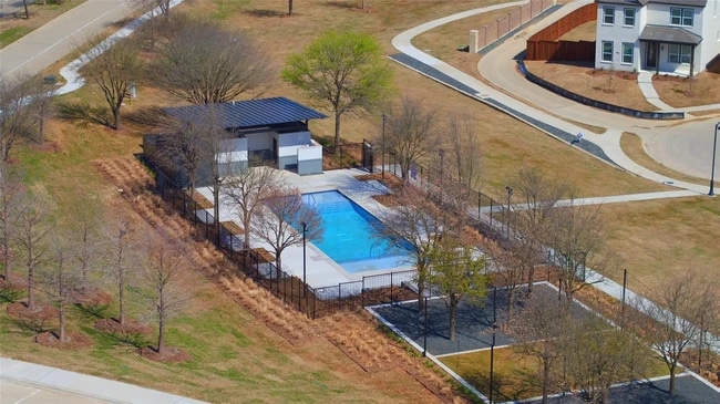 Building Photo - 904 Utica Dr