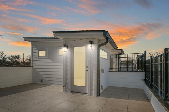 Building Photo - Available March Move In!!! Beautiful 3 Bedroom, 3.5 Bath Townhouse in East Nashville! Rooftop dec...