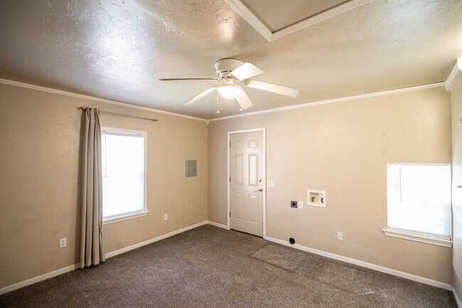 Foto del edificio - 2808 NW 24th St Duplex