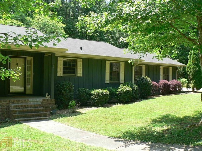 Building Photo - 330 Woodbrook Ln N E