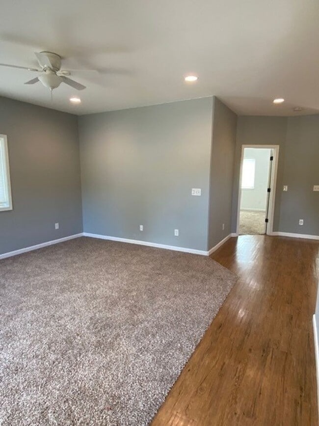 Building Photo - !!Ready for Move in!!  PLUS $250 off FIRST...