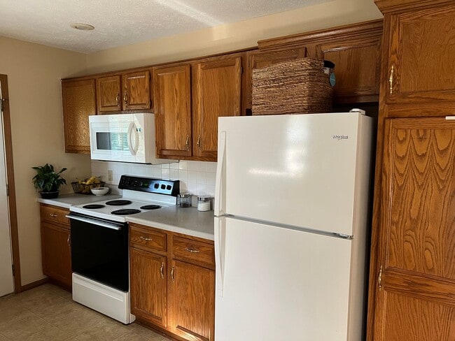 Building Photo - Duplex in Nixa!