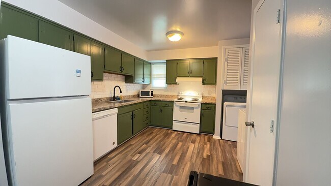 Building Photo - Spacious 3-Bedroom Norfolk Townhome with In-Unit Laundry and Fenced Outdoor Space