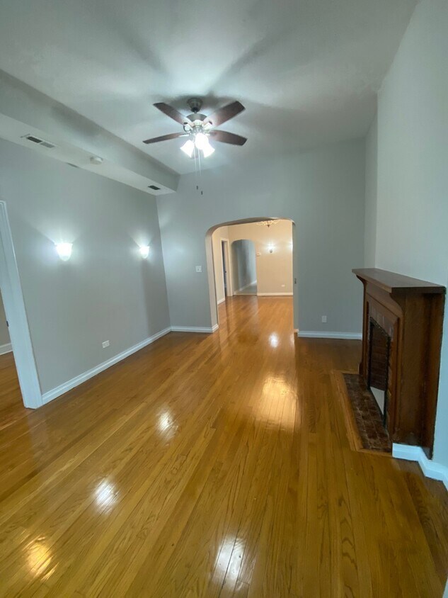 Primary Photo - 1055 N Mozart St