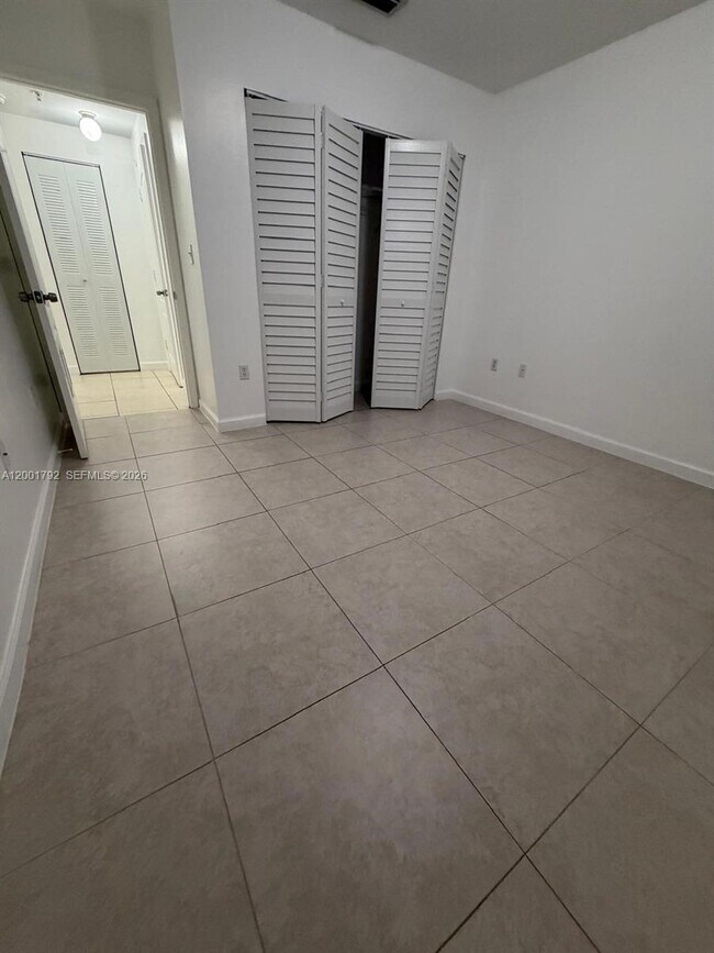 Foto del edificio - 1300 NE 109th St