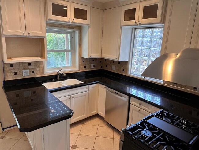 Building Photo - 704 E 14th St