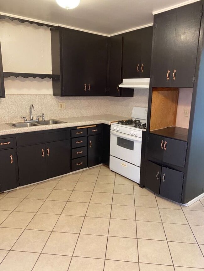 Building Photo - SPACIOUS 2BR/1BA Unit with private Yard.