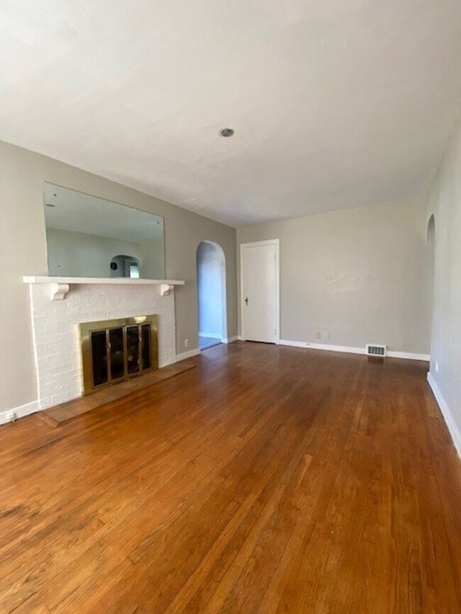 Building Photo - Welcome to this charming two bedroom, one ...